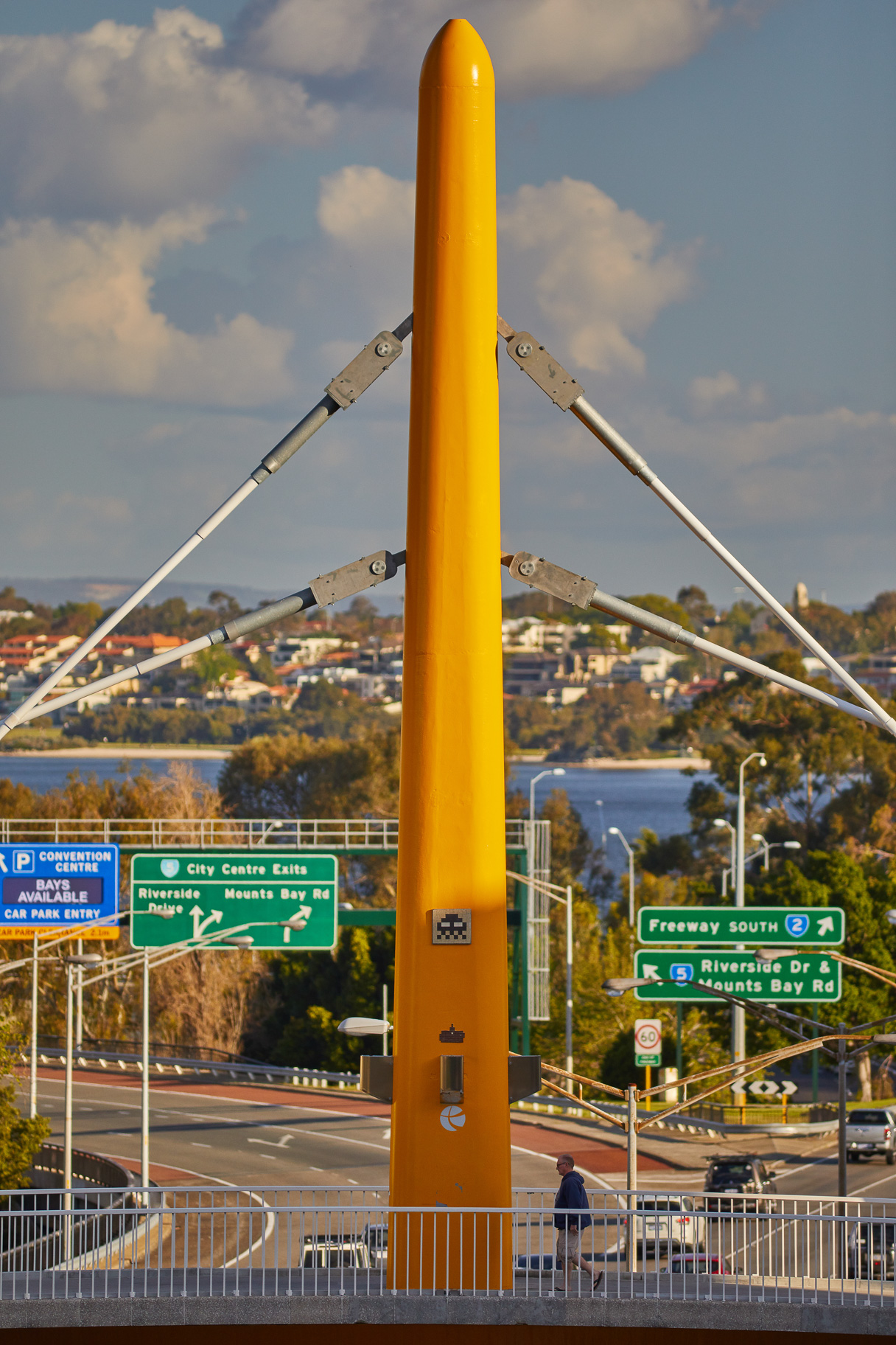 A precast concrete mast for the Mount Street Footbridge in Perth is a towering icon to the dynamic capabilities of precast engineering solutions. Geoquest manufactured and supplied the precast mast as part of a Main Roads WA upgrade project to the footbridge.